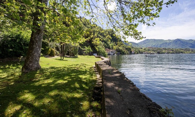 Brezzo di Bedero Apartamento | 3½-room apartment in a park with sunbathing lawn directly on the lake
