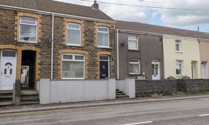 Maesteg Cabaña | 32 BRIDGEND ROAD, pet friendly, with a garden in Maesteg
