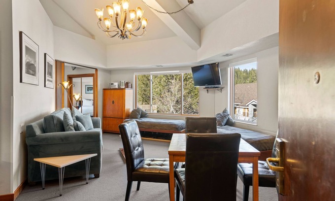 Olympic Valley Condominio | 321 | Luxe Top Floor 1BD - A/C, Pool & Kitchen