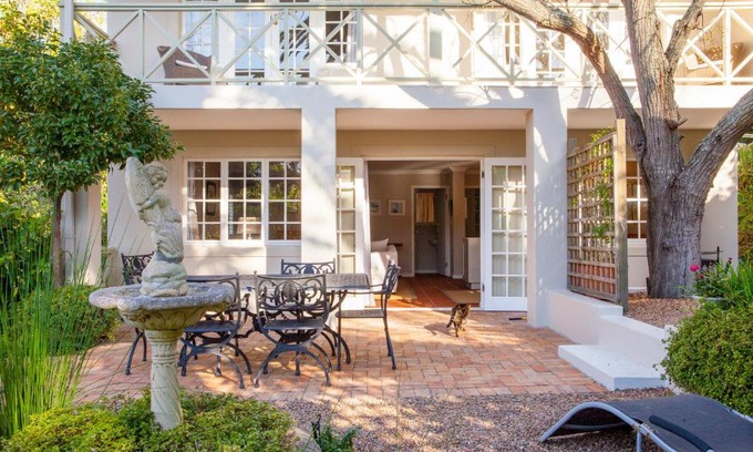 Constantia Apartamento | 33 Strawberry Lane - Studio and Cottage