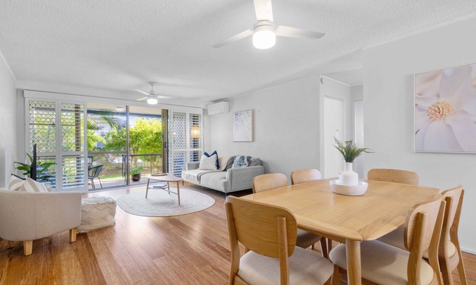 Moreton Bay Region Apartamento | 350m from Kings Beach | 3 bedroom | 1 bathroom | A/C | communal swimming pool