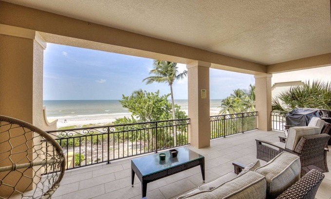 Mid Island Casa | 3552/3554 Big Kahuna Oasis: 10BR, Pools & Beach Access
