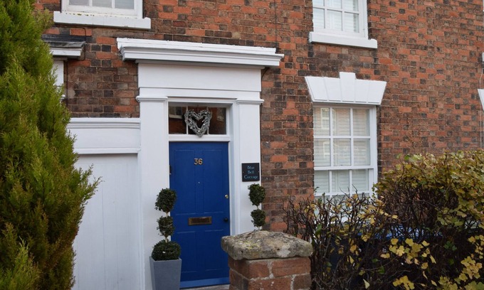 Tiddington Cabaña | 36 BLUE BELL COTTAGE, pet friendly, with hot tub in Tiddington