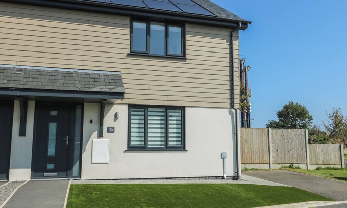 Brynteg Cabaña | 36 PARC DELFRYN, pet friendly, character holiday cottage in Benllech