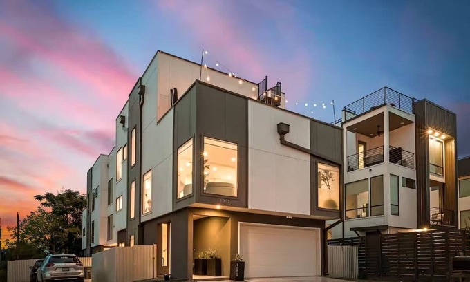 West Dallas Casa | 360 City Views ~ DT Dallas ~ Sleeps 10~ 2xRooftops