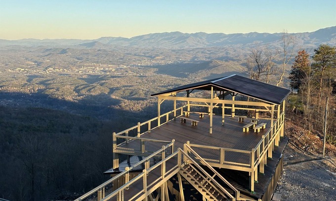 Sevierville Cabina | 360 Views~Indoor Pool~Theater~Game Room~Fireplaces