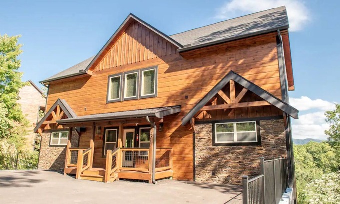 Wears Valley Cabina | 3600sq ft Large Cabin/POOL Community/Views/5-bdrm/Ample Parking/Hottub/King beds