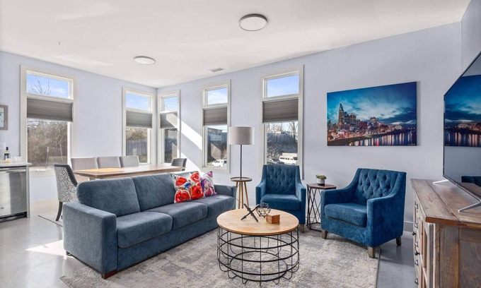 South Nashville Condominio | 10 minutos de Broadway, condominio nuevo, terraza en el techo, escena de comida internacional, ideal para grupos