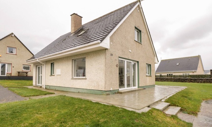 Enniscrone Cabaña | 38 CARROWHUBBOCK HOLIDAY VILLAGE in Enniscrone, County Sligo
