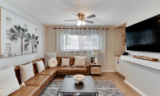 Sun Bay South Casa | 3908 W Tyson Ave Summ