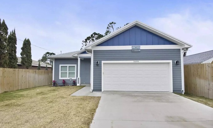 Biltmore Beach Casa | 3B&2B House w/ Hot Tub! .4mi to Beach,900’ to Public Boat Ramp. NO CLEANING FEE.
