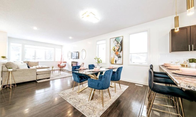 Jasper Place Apartamento | 3B Executive Home - All King Beds - Fireplace - Garage