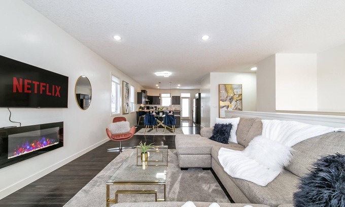 Jasper Place Casa | ★3B Executive Home★All King Beds✔Fireplace✔Garage