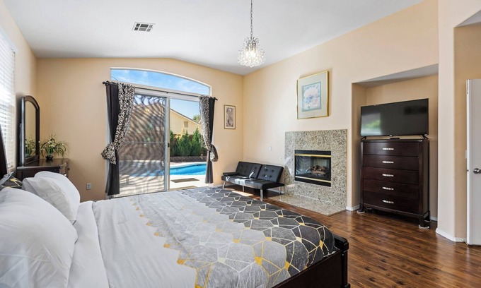 Spring Valley Casa | 3bd 3 bath delightful home 20 min Strip. 1 king 2 queen sofabed pool spa, garage