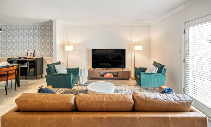 North Raleigh Casa | 3bd/Centrally located/stylish/North Hills/PNC arena/Crabtree Valley Mall