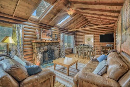 Cascade-Chipita Park Casa | 3BD Cowboy Cabin Pikes Peak Mountain Log Cabin