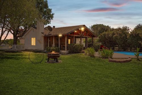 McKinney Casa | 3BD Farmhouse Country Living - Pool Patio Firepit
