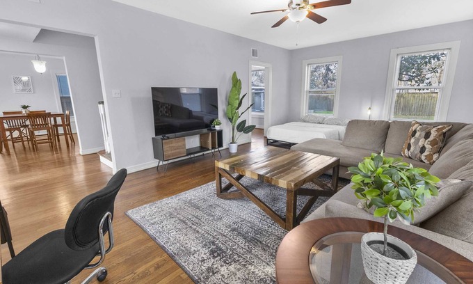 Riverside Terrace Casa | 3BD Historic Retreat: Parking, Fast Wi-Fi, L Groups