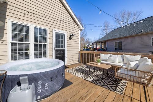 East Raleigh Casa | 3BD Retreat - Hot Tub & BBQ - Near NCSU & Downtown