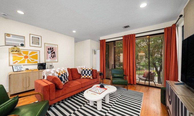 East Downtown Houston Casa | 3BD w/ Gym & Foosball - Relax on Rooftop Patio
