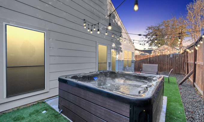 Clodine Casa | 3BDR / 2B / JACUZZI / AIRHOCKEY AccessibleGem Sleep13 ChinaTown , 20mins DT