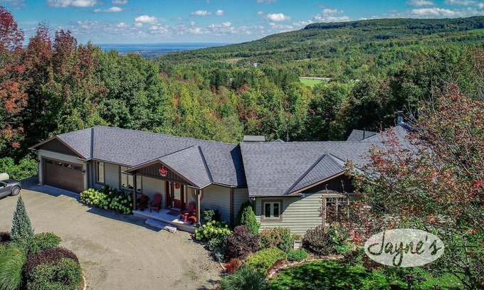 Castle Glen Estates Casa | 3bdrm 3bath chalet in The Blue Mountains. All Day Sun! Hot Tub! Games Room!