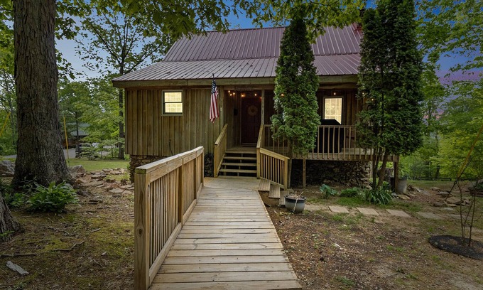Sloans Valley Cabina | 3bed/ 3bath, 3 POOLS, boat ramp 1 mile away, BOAT storage