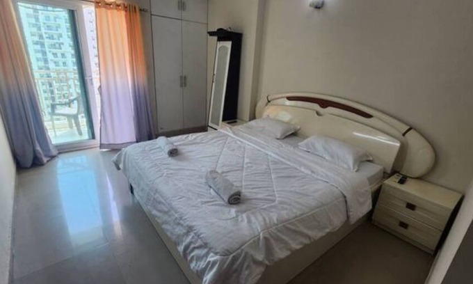 Noida Apartamento | 3BHK/2BHK Pool facing oasis