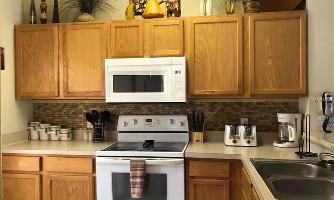 Kissimmee Casa | 3BR, 2.5BA Townhome w/ Lake View, Sunny Rear Yard, Private Patio (4715)