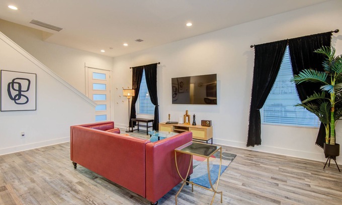 North Houston Casa | 3BR/2.5BA Vibrant Heights/Pet-Friendly