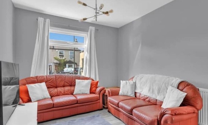 Offham Casa | 3BR, 2 bath, driveway, garden