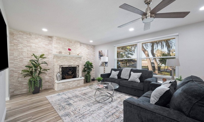 Lakeland Casa | 3br/2ba, by I4 and Disney. Pet Friendly, fenced yard, handicap ramp. sleeps 10