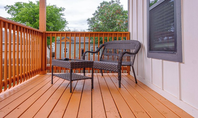 Near East Side Apartamento | 3br-2ba Cityscape Haven With Panoramic Tower View!