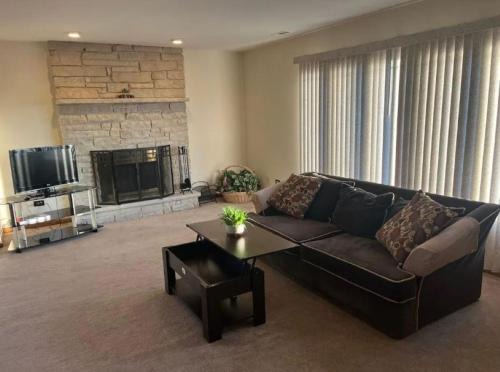 Niles Apartamento | 3BR-2BA Deluxe Apartment with Fireplace and Balcony