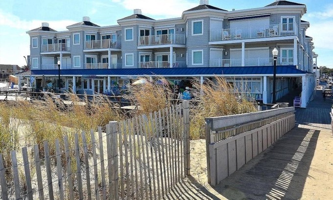 Bethany Beach Condominio | Condominio FRENTE AL MAR 3BR / 3BA en el paseo marítimo de Bethany con una PISCINA