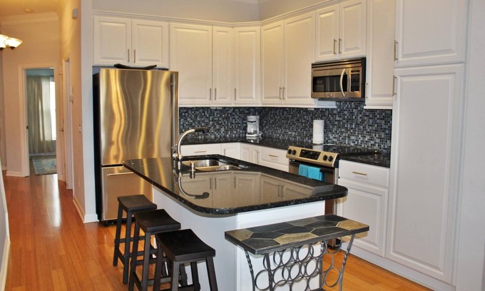 Waters Edge Condominio | Folly Hill ~ 3BR 3BA casa adosada con garaje y acceso a la piscina.
