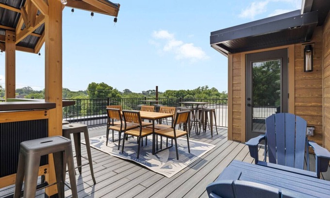 Talbot's Corner Apartamento | 3BR Bachelor Retreat | Patio Hangouts| Sleeps 10!