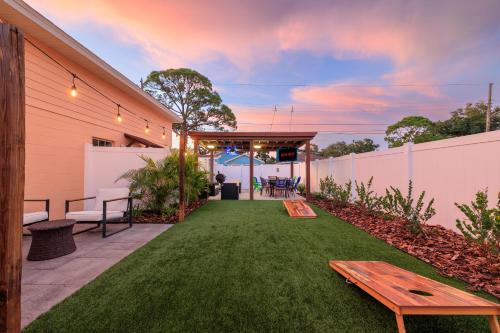 St. Petersburg - Clearwater Casa | 3BR - Beach & Trail - Bikes, Fire Pit, Mini-Golf