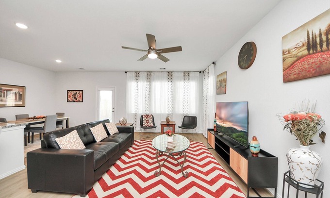 Katy Casa | 3BR Corporate & Family Getaway Near Katy Mills