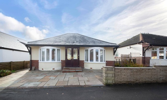 Sheffield Casa | 3BR Detached Bungalow w/Parking