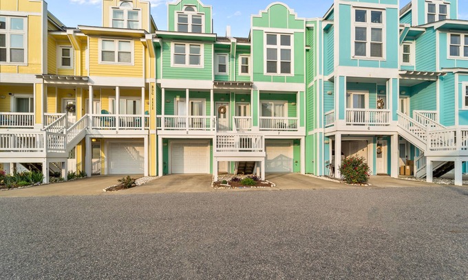 Bermuda Bay Casa | 3BR dog-friendly home near beach with decks & pool