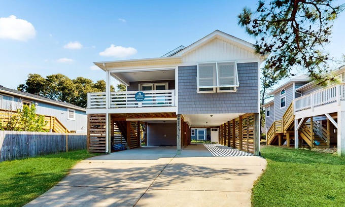 Colington Casa | 3BR Dog-friendly home near beach w/office, balcony