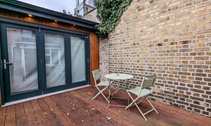 Ringsend Casa | 3BR Dublin 4 Gem: Walk to Docks, Beach & Tech HQs