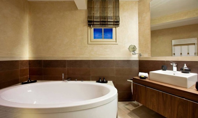 Grasse Casa | 3BR Grasse Lush en vegetación con un encanto encantador