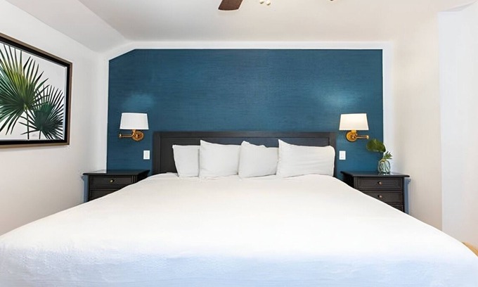 Captiva Hotel | 3BR Historical Cottage | Porch | Pools | Parking | Steps to Captiva Beach