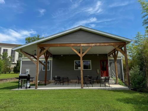 Downtown Branson Casa | 3BR Home - Near The Landing - Free Tickets Included - Cottonwood Cottage