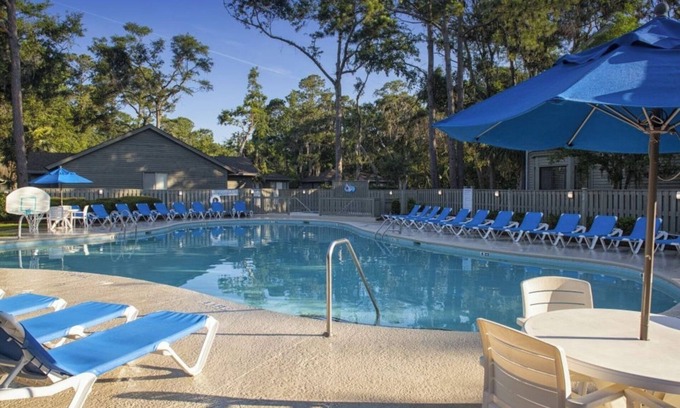 Hilton Head Complejo | 3BR Home w/Screened Porch, Pool, Tennis, Kitchen, Bike Paths and Water Backdrop