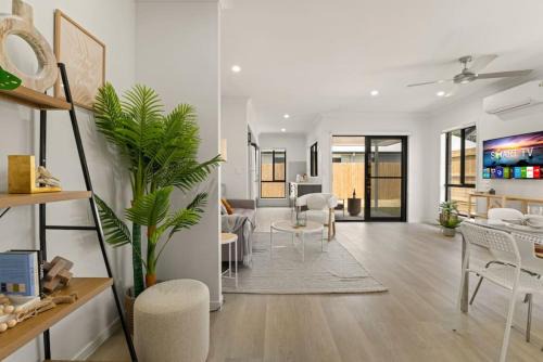 Browns Plains Casa | 3BR home with cozy interior design