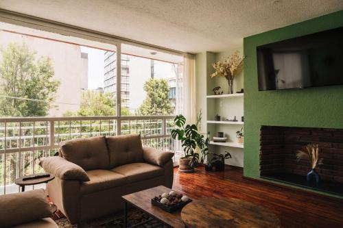 Hipodromo Apartamento | 3BR in Condesa w Balcony, Roma Across St
