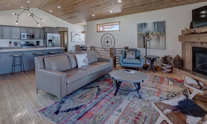 Lead Chalet De Esquí | 3BR Kussy Chalet at Terry Peak with Hot Tub!